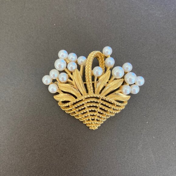 Trifari Vintage Brooch Granny Core Signed Faux Pearls Gold Tone Flowers Pin - Picture 2 of 9